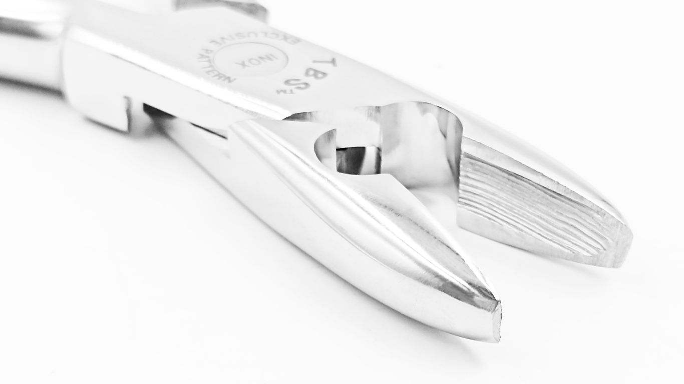 Forceps 99C de extracción para incisivos, caninos y premolares superiores 04-014
